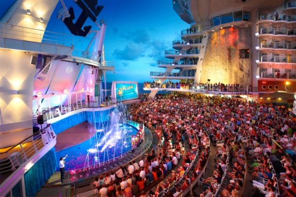 Royal_Caribbean_Oasis_of_the_Seas_Interior_AquaTheatre